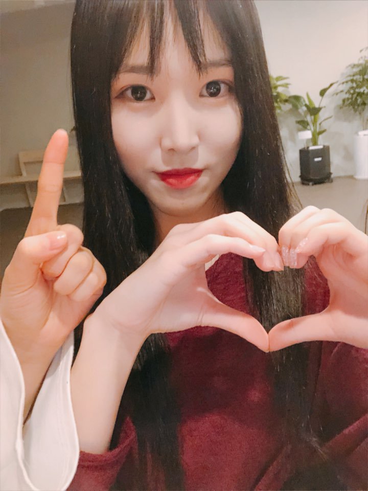 GFRDofficial's tweet image. #여자친구 #GFRIEND #유주 짠! 버디 보려고 달려온 유주에요🐶 이 시간에 찾아올 줄 몰랐죠? 서프라이즈🎉 오늘 노래 좋게 들어 줘서 고맙다는 인사 하러 왔어요🙏 그럼 얼른 다시 #첫사랑 들으면서 굿밤 하러 가기🌕
(사진은 뭘 표현한 건지 맞춰보기👅)