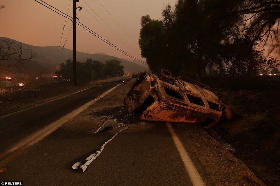 Daily_MailUS's tweet photo. Raging Southern California wildfire spreads to 31,000 acres as 27,000 residents are forced to evacuate https://t.co/vQLpdEFxK1 https://t.co/ajeQ0lIC8v
