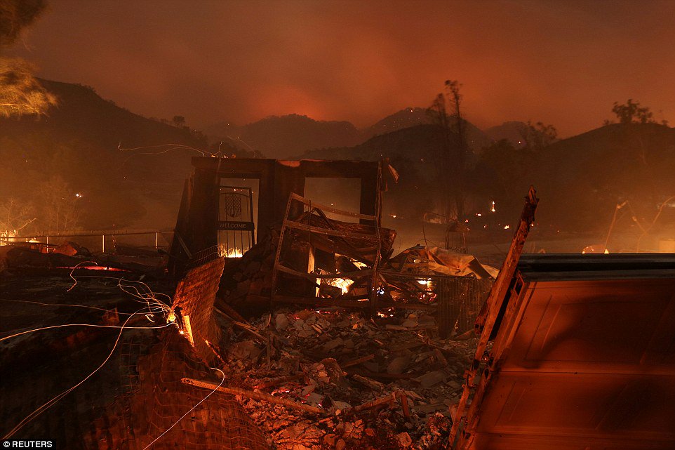 Daily_MailUS's tweet photo. Raging Southern California wildfire spreads to 31,000 acres as 27,000 residents are forced to evacuate https://t.co/vQLpdEFxK1 https://t.co/ajeQ0lIC8v