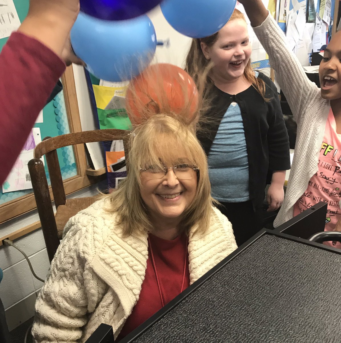 MsStalter's tweet image. Learning about static electricity!  #rberoadrunner #Centersd #collaboration