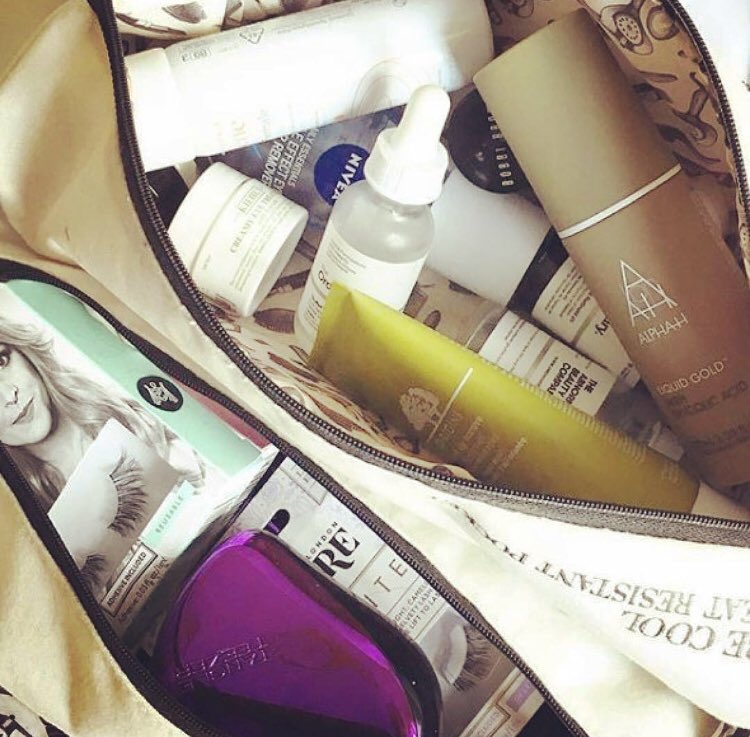 _OnTheMark's tweet photo. The ultimate overnight facial, @AlphaHQ Liquid Gold🌟Always one of our travel essentials...what’s in your hand luggage? #flyandbuy #dutyfree https://t.co/HBDNinQq11