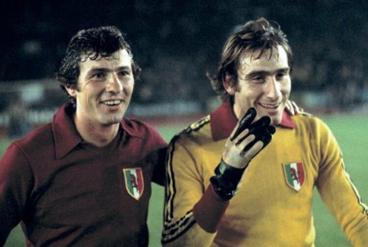 OldFootball11's tweet photo. #BorussiaMönchengladbach v #TorinoFC (1976/77)
#RobertoMozzini and #FrancescoGraziani as goalie after goalkeeper Castellini was sent off.
Torino remained with 8 players against 11. https://t.co/P3OqpH8a32