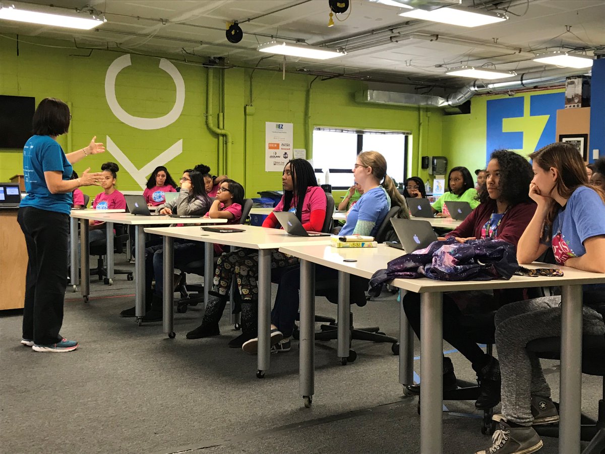 UMKC's tweet photo. .@UMKCSCE alumni &amp; students volunteered to mentor 25 eighth grade girls from @GrandviewCSD4 during an #HourofCode event hosted by @STEMKC. By Friday, #GirlsinTechKC will have worked with more than 450 girls &amp; 35 different partners. #CSEdWeek https://t.co/OvtsZ7XkEN
