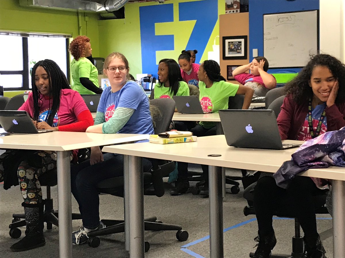 UMKC's tweet photo. .@UMKCSCE alumni &amp; students volunteered to mentor 25 eighth grade girls from @GrandviewCSD4 during an #HourofCode event hosted by @STEMKC. By Friday, #GirlsinTechKC will have worked with more than 450 girls &amp; 35 different partners. #CSEdWeek https://t.co/OvtsZ7XkEN