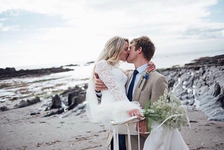 When winter envelopes the UK it’s easy to forget that scenes like this exist in England! Is it Spring yet? 
Thanks for the tag @libertypearlphotography we love a beach elopement! ift.tt/2jik15i