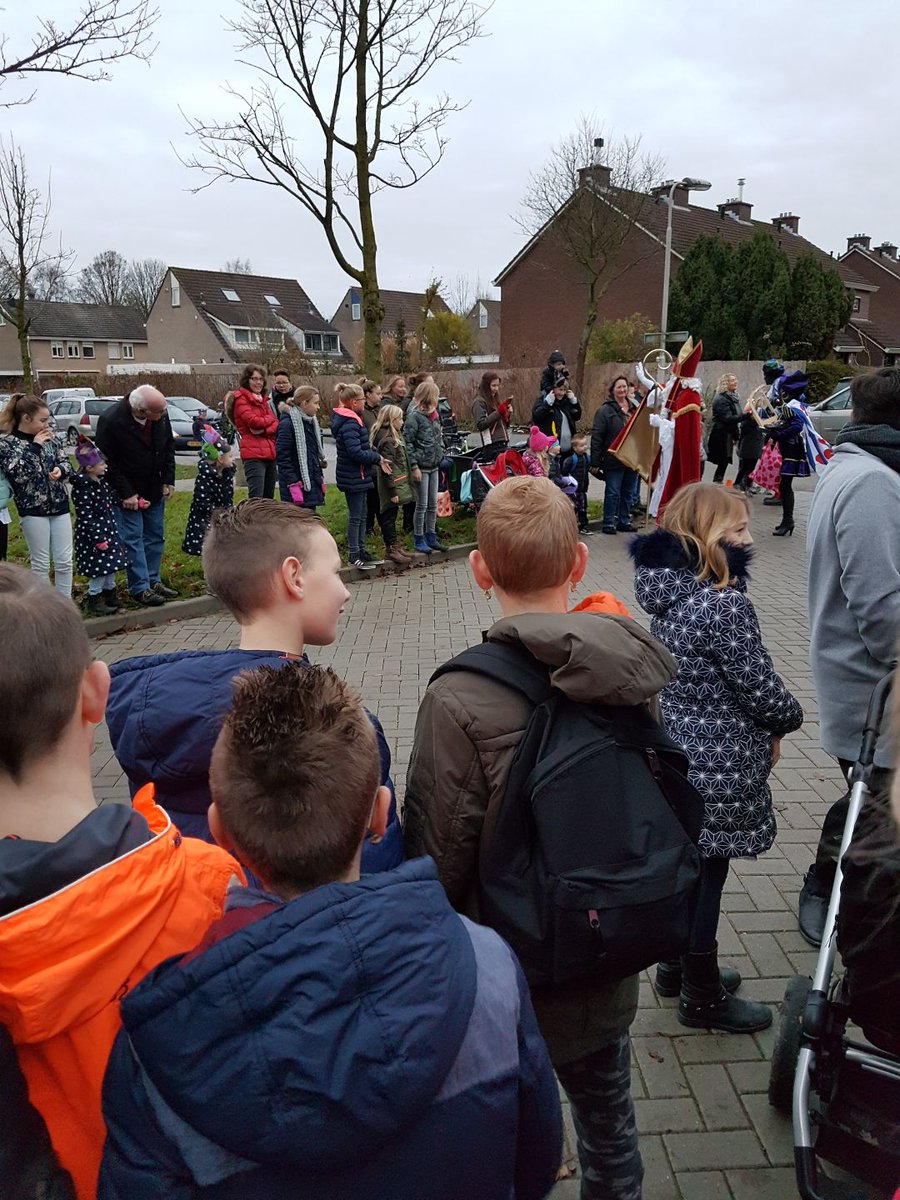 opdewieken's tweet photo. Samen met "de Sprang" heten we Sinterklaas van harte welkom op onze scholen! https://t.co/3B6mPNShhn