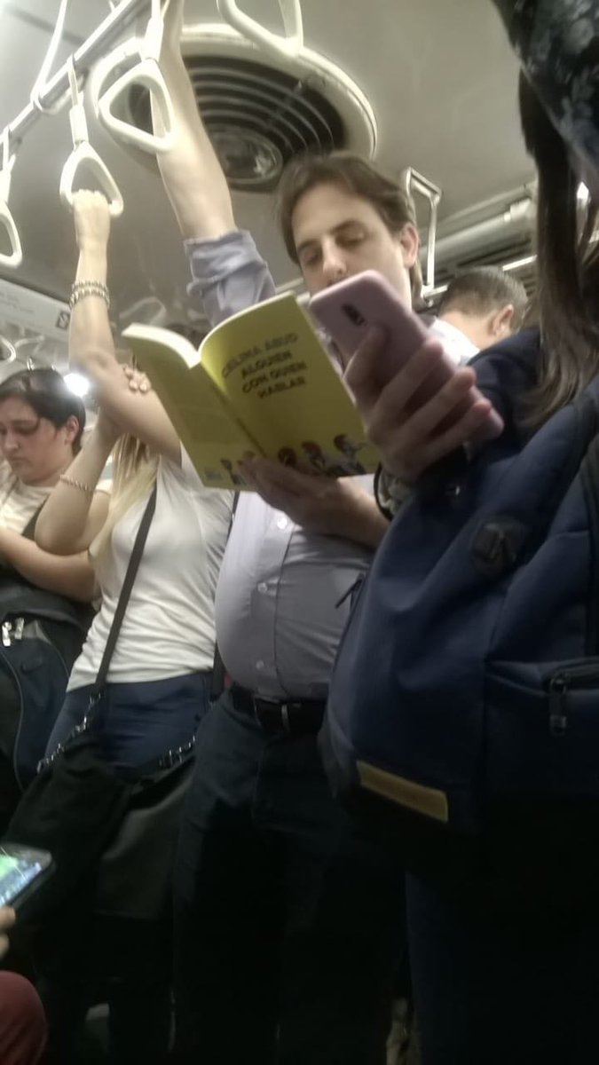 abud_celi's tweet photo. Algo me puede poner más feliz en este día que esta bella foto que tomaron conocidos en el subte B? No. #ACQH https://t.co/Zk7WjK3NKg