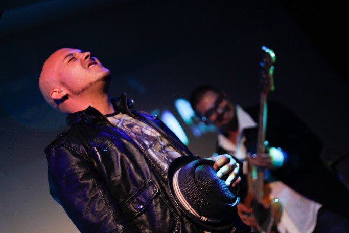 ¡Imperdible! @godosdos prenderá la noche santiaguina con exclusiva fiesta Black Music 🎙 →  ow.ly/PBVW30h2hDo