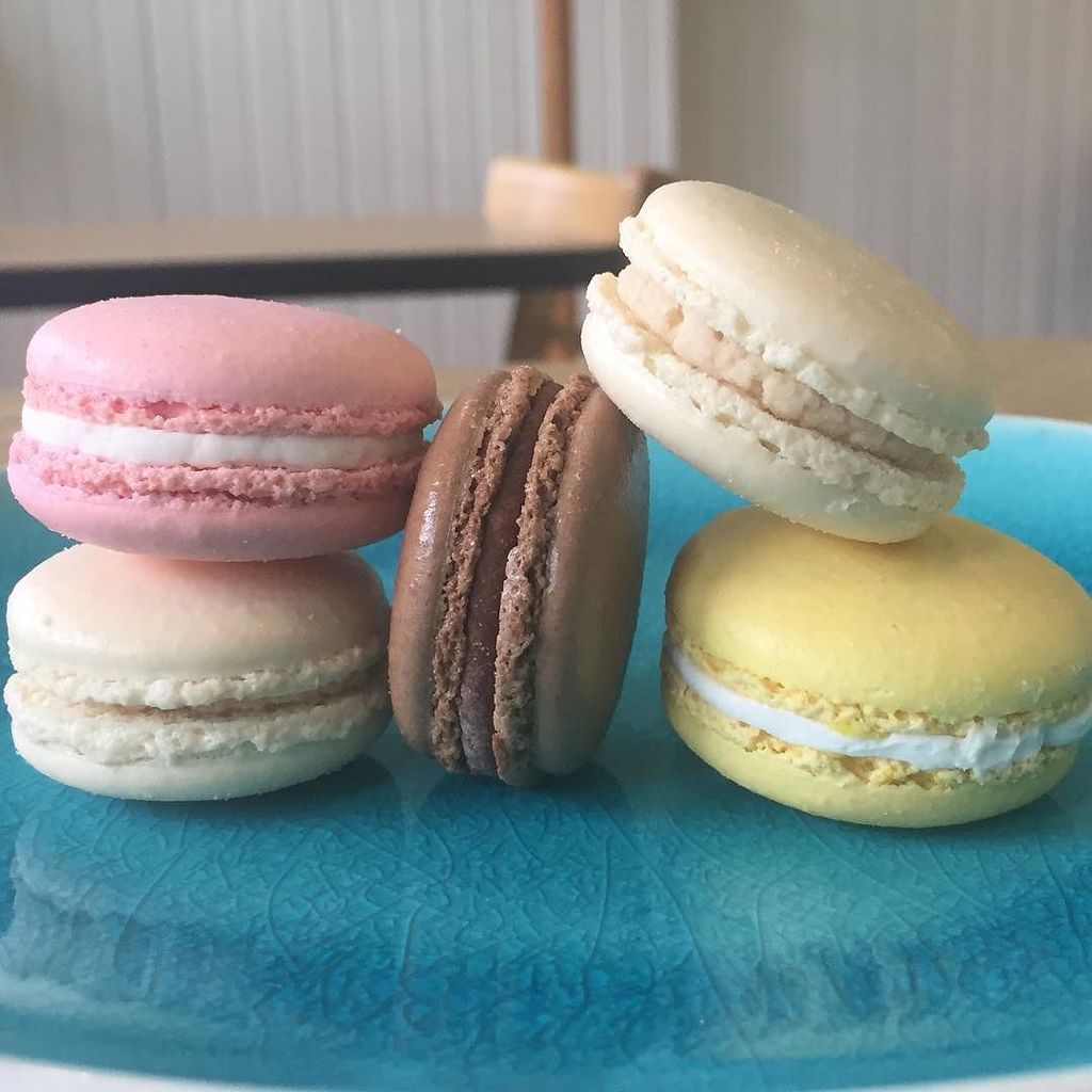 It’s taken 5 years, but I’ve finally gotten my technique down. #macarons #macaronsarehard #pastryproblems #tooprettytoeat