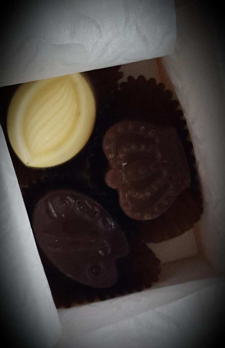 Patchwork_Pig's tweet photo. Well i have had to try them so i get product knowledge for the customers and in can confirm they are as good as they look 😊 yummy 😍 https://t.co/4Fh7uJ90LJ

#lovechocolate #devinechocolate #yummy #truffles #handmadechocolate https://t.co/w5vVMkl7ZN