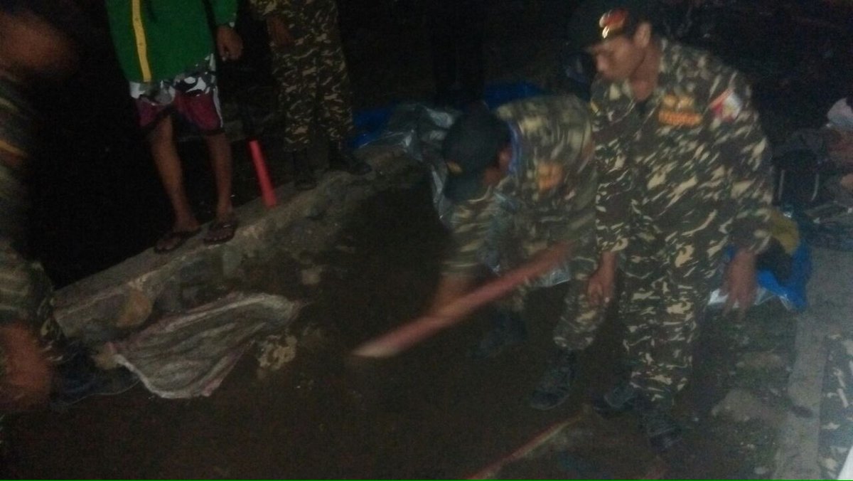 AfifFuadS's tweet photo. 11.58 malam, PAM pengajian Maulid, air sungai naik, banjir, kami bantu membendung agar tak masuk ke rumah2 warga, engkau memang Barisan Ansor Serba Guna sahabat... kalian luar biasa

#BanserBanyuputih https://t.co/7G1LX7n6x8