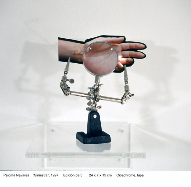 #Iluminaciones: imágenes de luz y penumbras que ironizan sobre el futuro y subvierten el pasado. #navares hasta el 4 de febrero de 2018 en sala @kubokutxa wp.me/p6batY-6py vía <a href="/RevistaMoonM/">MoonMagazine</a>