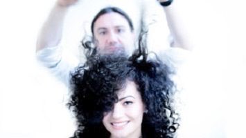 #CapelliRicci: sembrano sempre in ordine e perfetti. Ma chi li ha sa bene che le sfide sono molte, da come prevenire il crespo a come gestire la loro natura imprevedibile. Su #Guryou troverete rimedi e consigli 👉🏻 guryou.com/ogni-riccio-un… 💇🏻
#InternetOfWellness #Hair