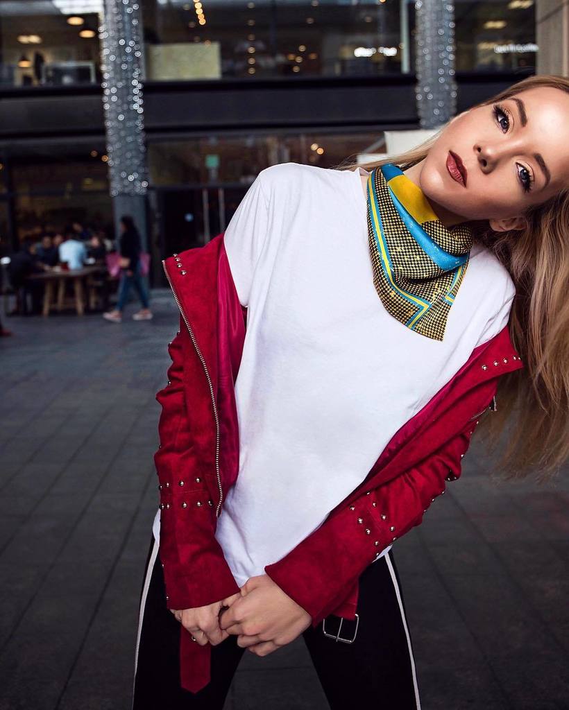 miaferrariii's tweet photo. Had this cool shooting for marquerink, itβs on @heysilvergirl .com have you seen it? π¬
#marquerink #london #scarf #bandana #photoshoot #ivypark #streetstylelondon #winter #december #christmas #musically #streetphoto #harrods #oxfordstreet #londonlife #londoneye #tumblrgirl #β¦ https://t.co/lSv7mh36UT