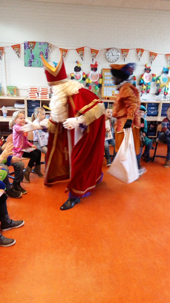 Sinterklaas en zijn Pieten op bezoek in groep 3 en 4! Top!