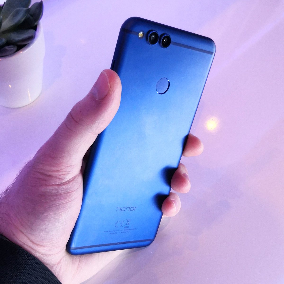 UnboxTherapy's tweet photo. #Honor7X is here and it's it'll sell for around $300 kinda amazing that these specs have trickled down to this price point - https://t.co/KFOTqETN9l https://t.co/ieqFIDdPeN