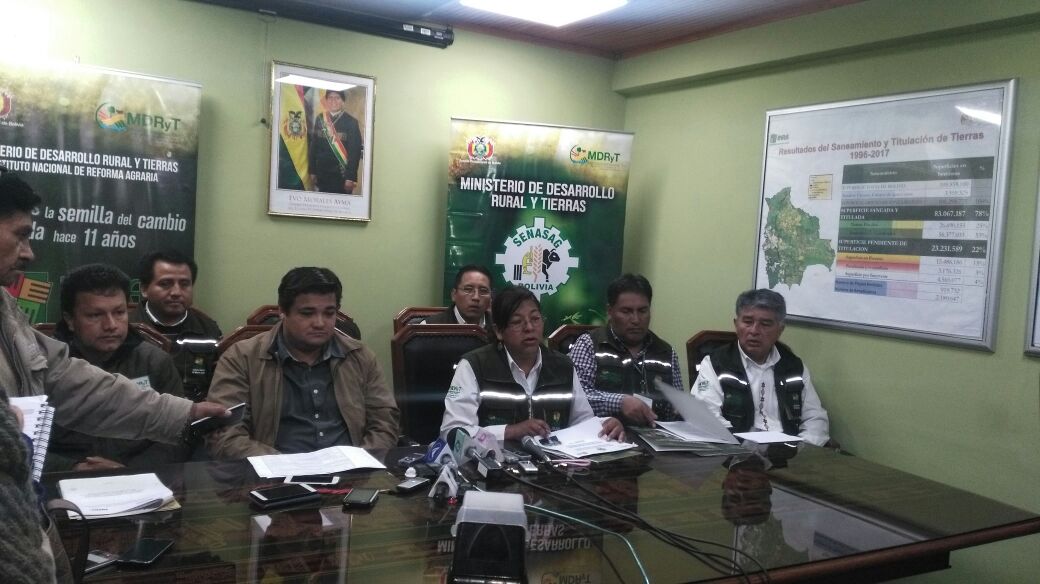 Canal_BoliviaTV's tweet photo. #MinutoAMinuto | Gobierno Nacional a través del INRA entrega resoluciones administrativas de usufructo al INIAF y al SENASAG.
(Inf. Magaly Carlo) https://t.co/OT7OSMfIi8