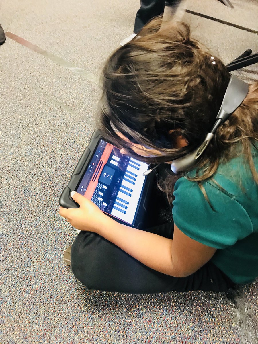 TerrisCarter's tweet photo. Students in 3rd grade gen music using technology in Carters class. Garage Band is music production software that producers and artist heavily use for most of today's music we listen to. #mylilcomposers #fineartsrock https://t.co/RXCmSiPZpg