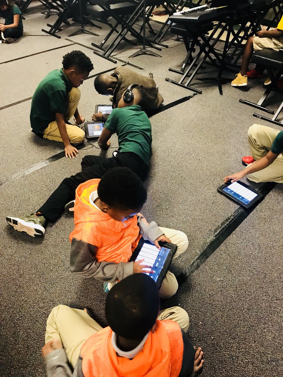 TerrisCarter's tweet photo. Students in 3rd grade gen music using technology in Carters class. Garage Band is music production software that producers and artist heavily use for most of today's music we listen to. #mylilcomposers #fineartsrock https://t.co/RXCmSiPZpg