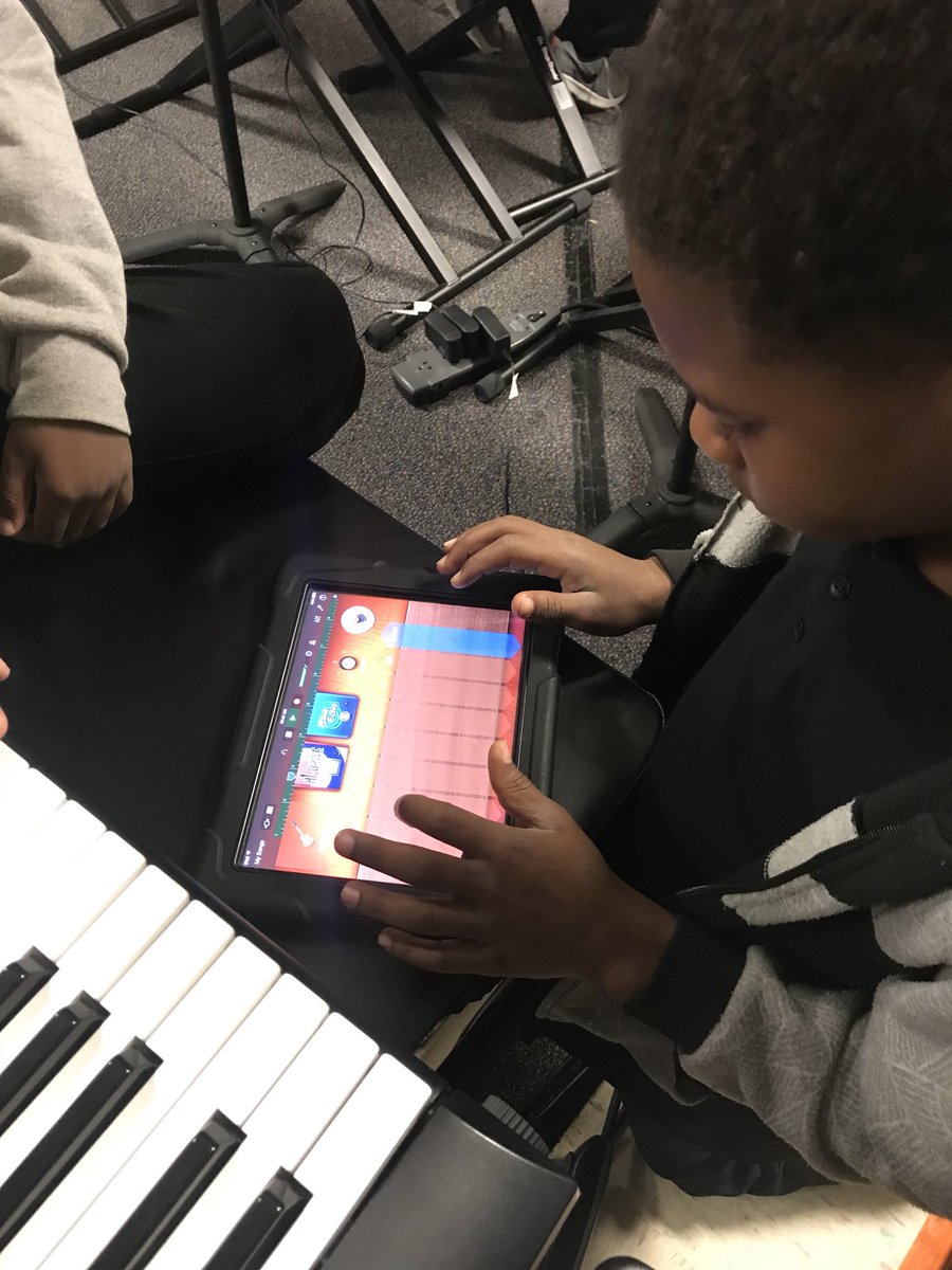 TerrisCarter's tweet photo. Students in 3rd grade gen music using technology in Carters class. Garage Band is music production software that producers and artist heavily use for most of today's music we listen to. #mylilcomposers #fineartsrock https://t.co/RXCmSiPZpg