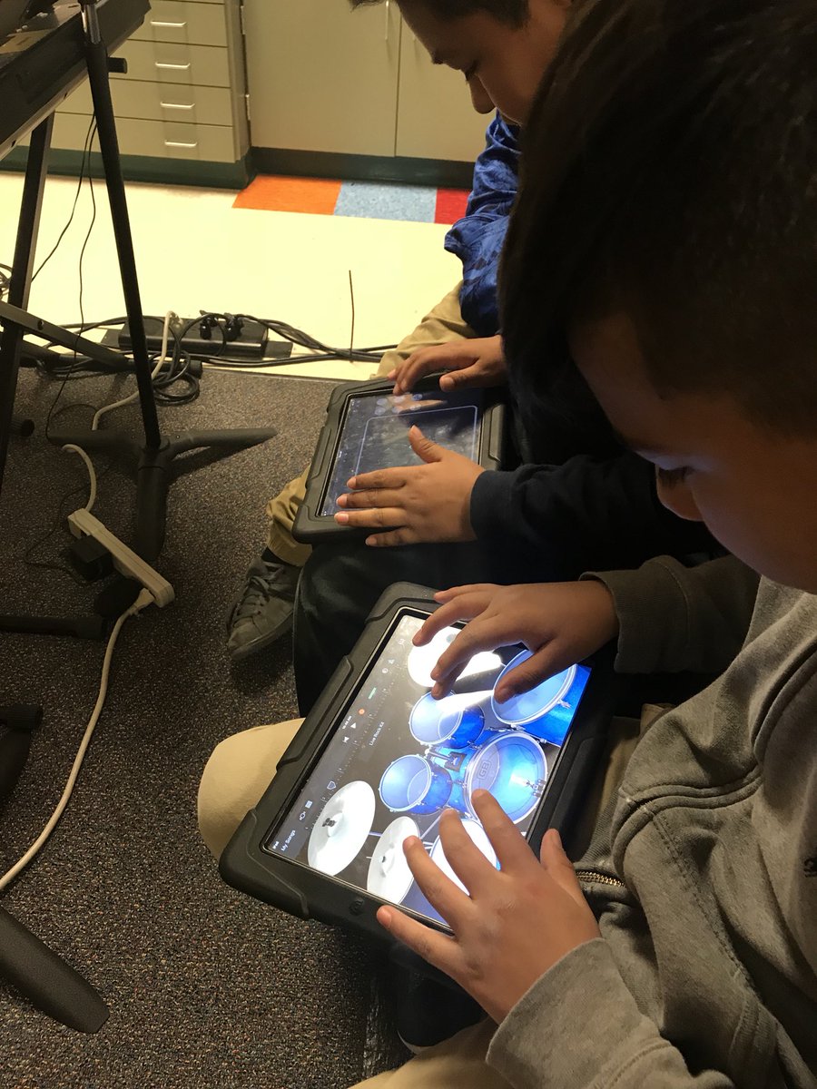 TerrisCarter's tweet photo. Students in 3rd grade gen music using technology in Carters class. Garage Band is music production software that producers and artist heavily use for most of today's music we listen to. #mylilcomposers #fineartsrock https://t.co/RXCmSiPZpg