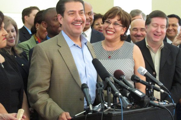 HoustonPubMedia's tweet photo. Former Harris County Sheriff @AdrianGarciaHTX announced his candidacy for Harris County Commissioner, Precinct Two https://t.co/QYKFGPRQSN #txlege https://t.co/j1275A7i2i