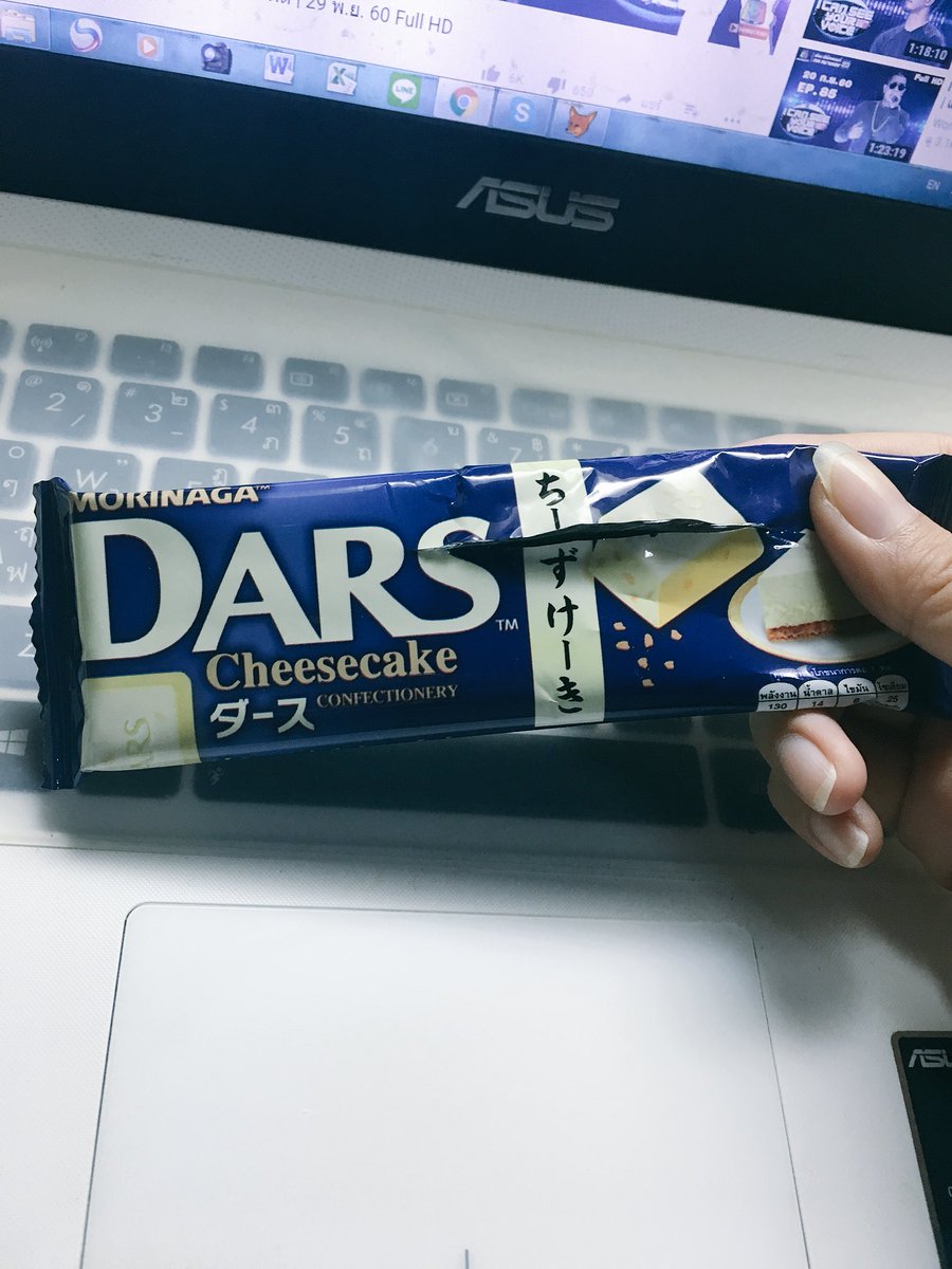 fire_yo_self's tweet photo. อ่านหนังสือมาก ๆ ขาดน้ำตาล เดินผ่านช่องชอคโกแลต เอ้ะ ไอเทมใหม่ (รึป่าว?) ลองมาโดนหน่อย เราสายชีสเค้ก แกะห่อมา เหม็นอ่ะ กลิ่นแรงอยู่ แต่เอาวะ ซื้อมาแล้ว กินเข้าไป อร่อยจ้าาาาา เป็นไวท์ชอคแอบเปรี้ยวชีสเค้ก กรุบๆบิสกิต ต้องลองค่าา #อร่อยไปแดก #รีวิวเซเว่น #อร่อยบอกต่อ https://t.co/X8UJqb4GHy