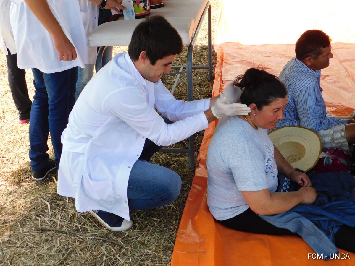 fcmunca's tweet photo. La @fcmunca brindando servicio a peregrinos en el marco del "Operativo Caacupé 2.017" de la Universidad Nacional de Caaguazú https://t.co/QYjxIFNFTI