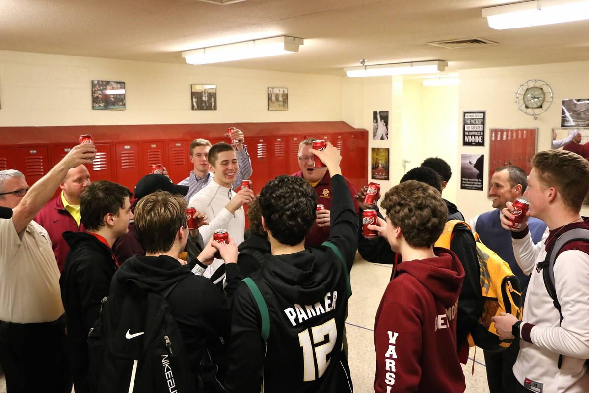 Keen_O_Weens's tweet photo. good luck to @davisonbball and co. as they kick off their season tonight... already missing tuesday & friday nights in the winter #FishToFry https://t.co/7SlRDeBX4B