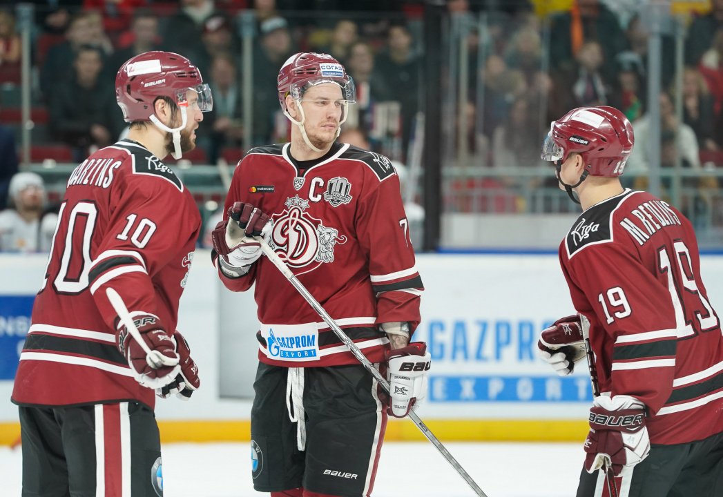 Jau pēc pavisam īsa brīža <a href="/ArenaRiga/">Arēna</a> sāksies spēle pret <a href="/hccska/">ХК ЦСКА Москва</a> 
Diemžēl, šodienas spēlē nepiedalīsies Lauris #Dārziņš . Vārtos Jānis Kalniņš ➡️ goo.gl/1DbfWT
#DinamoRiga #KHL