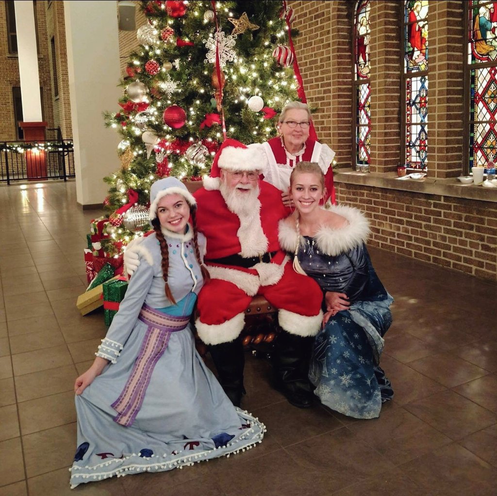 RoyalsProject's tweet image. Anna and Elsa are ready for Christmas!! 🎄🎁 We can't wait to see everyone at our Holiday Gala this Saturday!