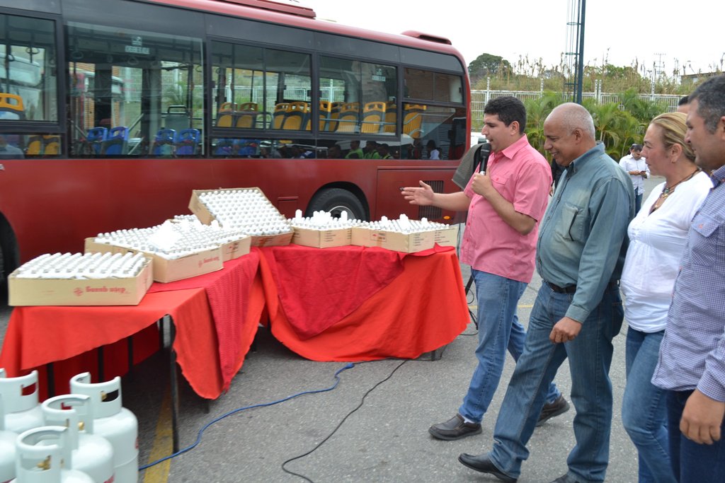 SimonCampoElias's tweet photo. Simón Figueroa articuló entrega de bombillos ahorradores y cilindros de gas para Campo Elías (+INFO): https://t.co/SiYyEARGji https://t.co/7PJkT07Jsg