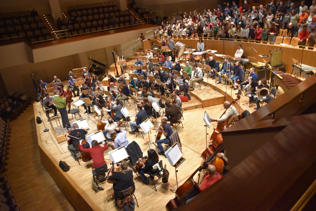 FundacionORCAM's tweet photo. Esta tarde en #AuditorioNacional #EspecialNavidad con @ORCAM_Madrid @jorcam_ #CoroAbierto @SebastiaPeris #VíctorPabloPerez @CulturaCMadrid @bancoalimadrid 
Guridi-Fauré-Honneger-Cedrés/Coello-Olaizola-García Abril-Colomer #Villancicos 🎼🎻 https://t.co/1eK65FKadk