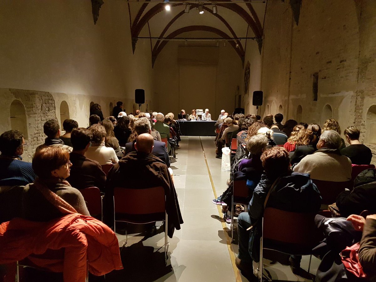 SMariaScala's tweet photo. Grande affluenza di pubblico per il libro di Mario Ascheri @danielepitteri @EnjoySiena @unisiena https://t.co/sR6IOTYSwL
