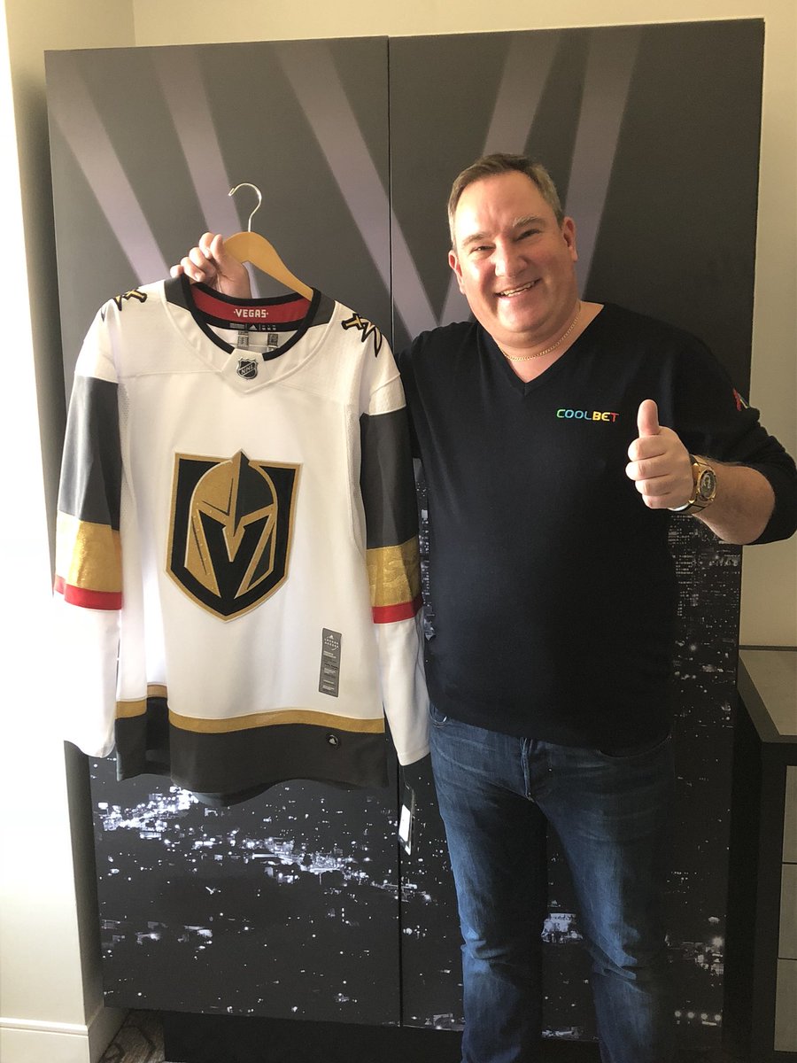 CoolbetGames's tweet image. KONKURRANSE!

1. RT denne med #sjekkoddsen 
2. Tipp antall mål mellom Vegas Golden Knights- Anaheim Mighty Ducks i natt kl 04.00 i kommentarfelt

Premie: Den orginale Vegas-drakten Kim viser dere i bildet! Trekning om flere har rett. 

NB! Deltakere må være over 18 år!