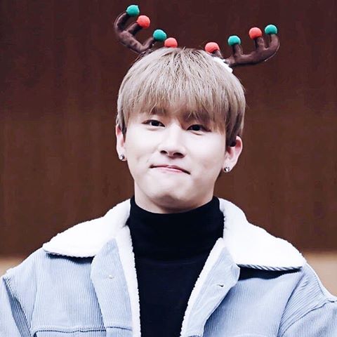 YouMissMeYes's tweet photo. От @53cewmUMmsKksGS 💜
1. Да
2. Да
3. Курочка~
4. Хех, заводной
5.🎄🎄🎄
6. Винегрет
7. #ОпросОтМухбиры_НГ https://t.co/ub4Y4VJrIF