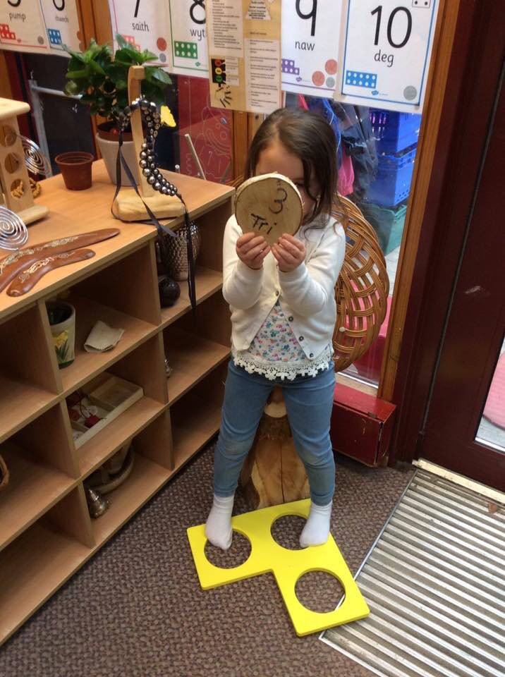 Finding Numicon and matching at School Lane Children’s Centre <a href="/tchristine740/">Christine Thomas</a> <a href="/powyssch/">Ysgolion Powys</a> @BarnsleyLynwen <a href="/magikinc17/">Magik Incorporated</a>