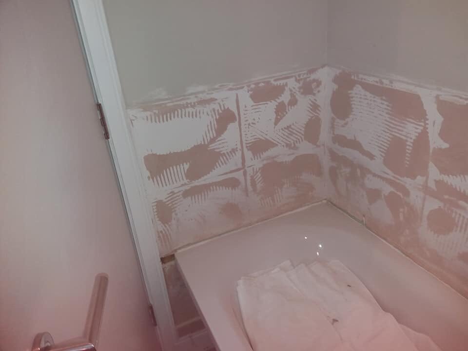 ClassImproveme1's tweet photo. Another #HappyCustomer. #retiling #bathroom before and after. #HomeSweetHome #homerenovations #homeimprovement https://t.co/MVTEoLqBqu