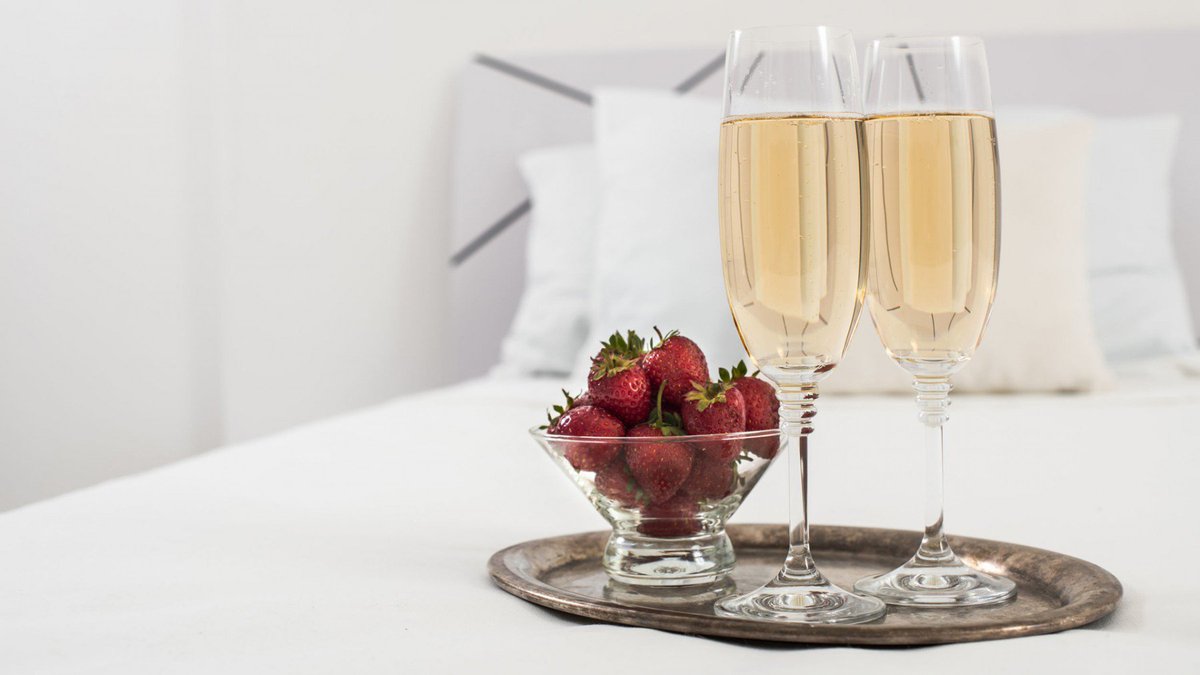 Treat yourself this Tuesday by stopping at the LCBO and picking up a bottle of Astoria's #ProseccoDOC ! #TreatYourselfTuesday ow.ly/ORDz30gVZq7