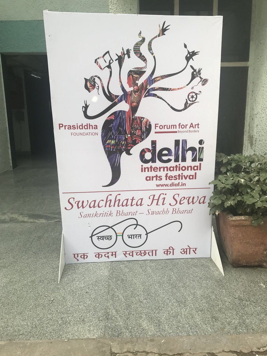 PrathibhaP's tweet photo. #SwacchataHiSeva at #DIAF2017 Delhi Intl Arts Festival @LoveDIAF Chhau dance in Metro Stations - what a huge success as people enjoyed art programs they had never seen before @PMOIndia @MinOfCultureGoI @dr_maheshsharma @swachhbharat https://t.co/T8ri0Wd1KY