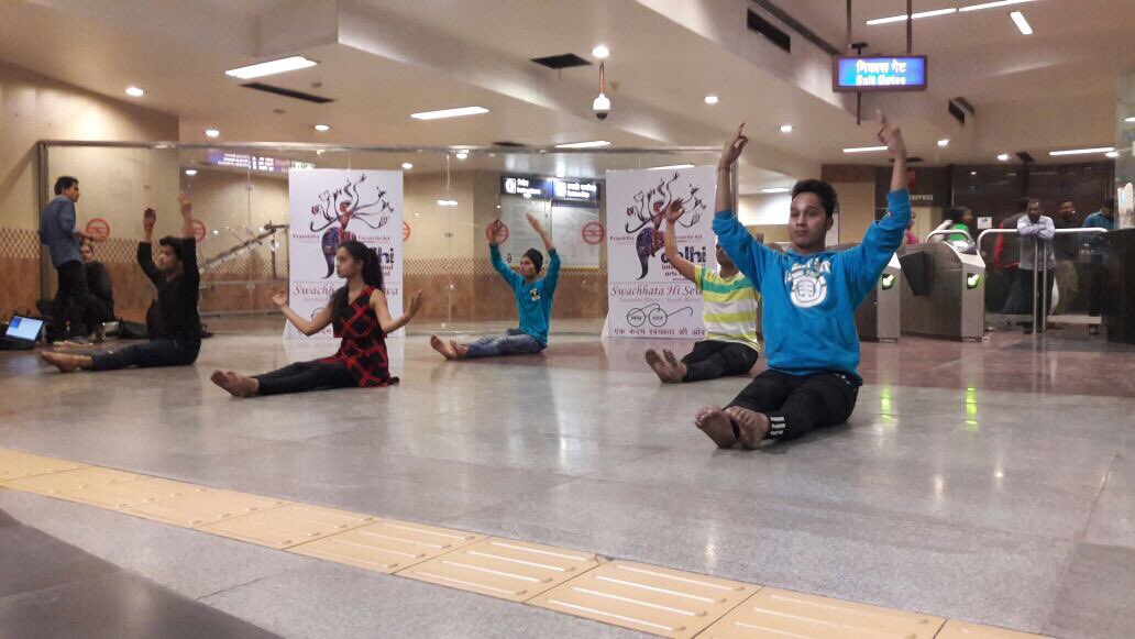 PrathibhaP's tweet photo. #SwacchataHiSeva at #DIAF2017 Delhi Intl Arts Festival @LoveDIAF Chhau dance in Metro Stations - what a huge success as people enjoyed art programs they had never seen before @PMOIndia @MinOfCultureGoI @dr_maheshsharma @swachhbharat https://t.co/T8ri0Wd1KY