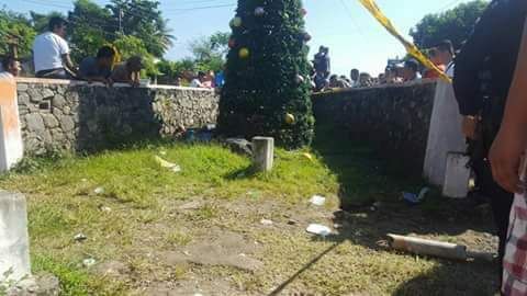 DQTT6kJW0AEPydA - Mueren electrocutados 5 trabajadores cuando instalaban árbol navideño en parque de Guatemala.