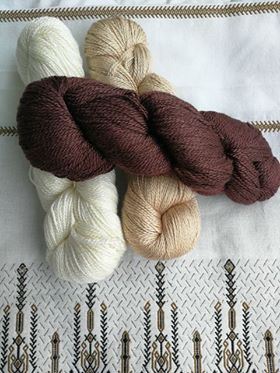 Mes tout premiers écheveaux <a href="/fyberspates/">Jeni</a> pour tricoter le châle La Crau de @mairlynd. Hyper motivée, la laine est super douce !
#lacraushawl #melanieberg #knitting #tricot