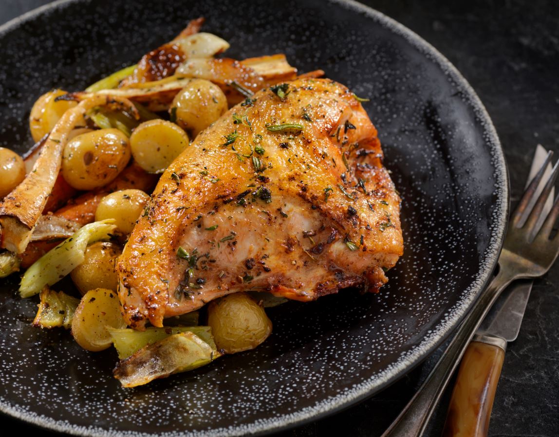 There are only 5 simple ingredients needed for this flavourful Garlic Chicken recipe>>> armagazine.com/2Bqd9JE #DiFavourite #Foodie #Recipe #TheBestDressedChicken