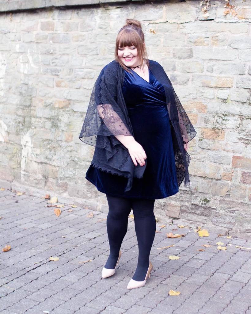 katha_strophal's tweet photo. Ach ich mag mein Samtkleid - hab‘s grad schon wieder an! 💕 Auf https://t.co/gOknJfiKtM gibt es eine Auswal meiner liebsten Teile aus dem Trendstoff - und natürlich alle Outfitdetails! 👗
#kathastrophaloutfits #GERMANCURVES @germancurves https://t.co/EfhMZEIKqt https://t.co/bEFAZBpj1c