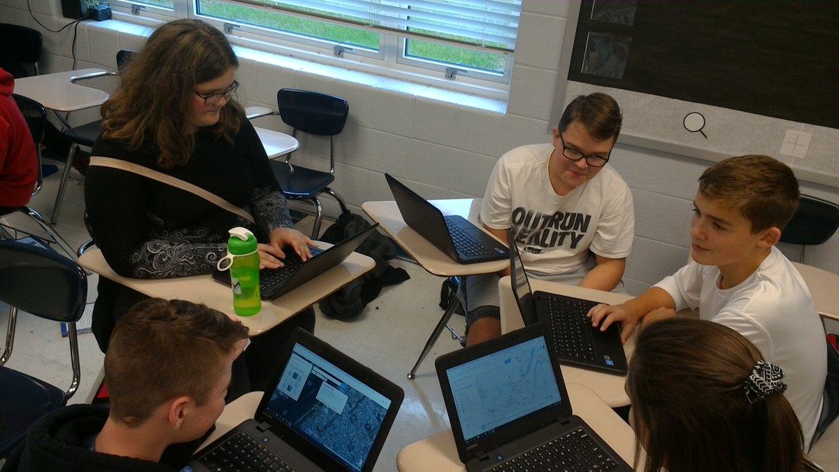 WJacksonSCMS's tweet photo. Collaboration in action! Using google maps to make a #GoogleTrek of the #AmericanRevolution. #scpride #iteachdigital https://t.co/FDX69vsWlr