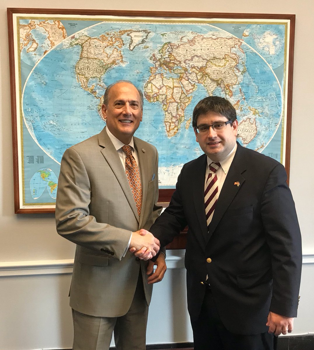 Miguel_Fraga_79's tweet image. #Cuba #USA #USCuba Thanks to @RepTomMarino for his time and hospitality. #CubaUS Gracias al Congresista Tom Marino por su tiempo y hospitalidad. #Baseball ⚾️ and @LittleLeague: a common passion 🇨🇺🇺🇸