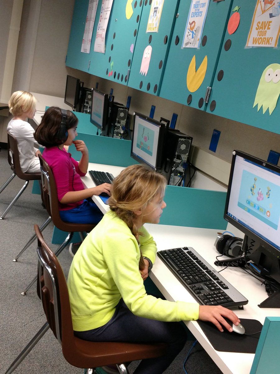 CME_Russell's tweet photo. Learning to code with Google and @librarytime04 https://t.co/FibwosX6hW