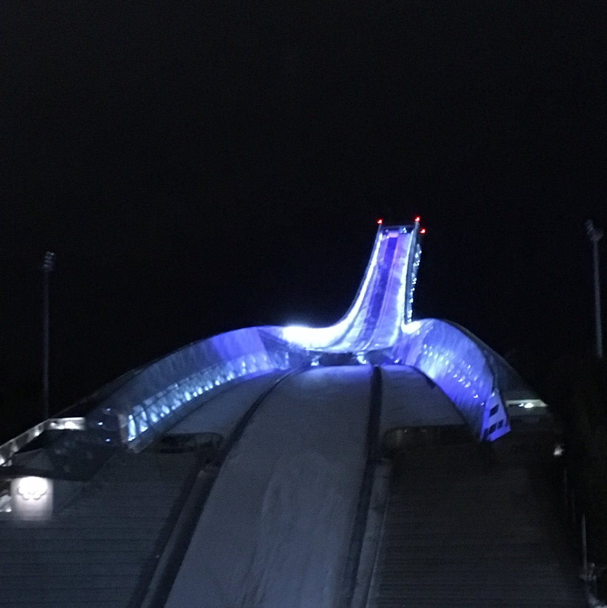 FinlandOslo's tweet photo. .@_Holmenkollen er nå lyst opp i Finlands blå-hvite farger! #Holmenkollen er blant de internasjonalt kjente bygninger og landemerker som blir fargelagt i forbindelse med Finlands 100-årsfeiring. #grattisfinland #finland100 https://t.co/i0VFufTYok