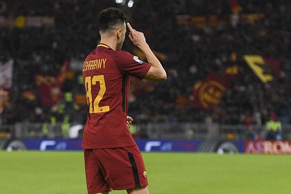 PoderosoCor's tweet photo. “A vida me deu 2 pernas para jogar bola, não para correr atrás de uma mulher que não se importa comigo.” 

- El Shaarawy

https://t.co/yBHdK8QrXB